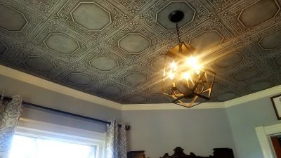 living room w ceiling tiles and crown