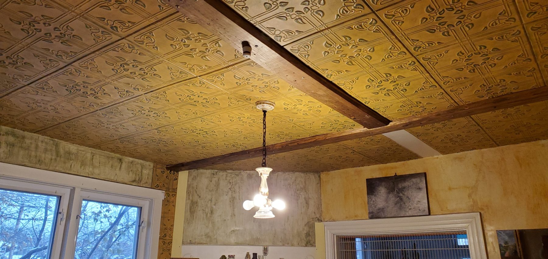 lime venetian horsehair plaster from 1900 pigment waxed walls ivy leaves in green gold to match